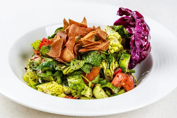 Pide kruton, taze sebze ve otlar, sumak, limon, zeytinyağı salça, kolay ve sağlıklı otantik tarifi ile ahşap masa üzerinde beyaz tabakta soğanlı veya ekmek salata