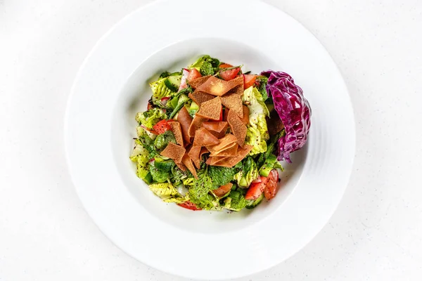 Pide kruton, taze sebze ve otlar, sumak, limon, zeytinyağı salça, kolay ve sağlıklı otantik tarifi ile ahşap masa üzerinde beyaz tabakta soğanlı veya ekmek salata