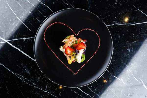 Pişmiş karides meze meyve ile