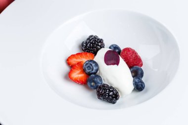 Vanilyalı dondurma kaşık toz taze çilek ile