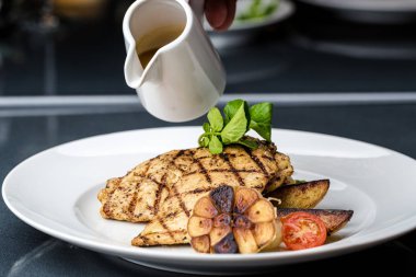 Patates kızartması ve kuşkonmaz ile ızgara tavuk fileto