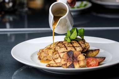 Patates kızartması ve kuşkonmaz ile ızgara tavuk fileto