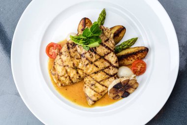 Patates kızartması ve kuşkonmaz ile ızgara tavuk fileto