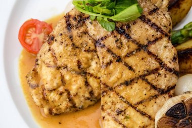 Patates kızartması ve kuşkonmaz ile ızgara tavuk fileto