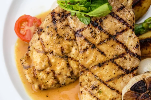 Patates kızartması ve kuşkonmaz ile ızgara tavuk fileto