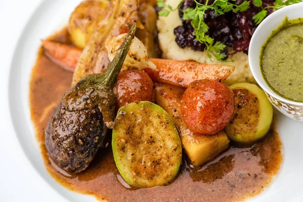 Steamed vegetables with mashed potatoes and sauce — Stock Photo, Image