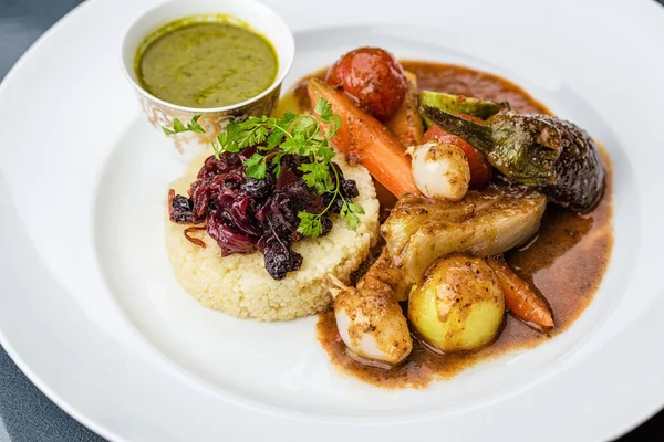 Verduras al vapor con puré de papas y salsa — Foto de Stock