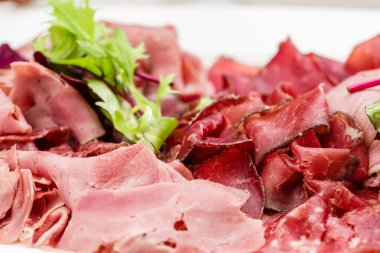 İtalyan meze tabağı soğuk meze et plaka enginar güneşte kurutulmuş domates