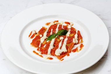 Domates soslu ravioli.
