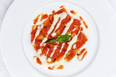 Domates soslu ravioli.