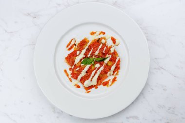 Domates soslu ravioli.