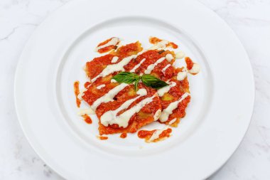 Domates soslu ravioli.