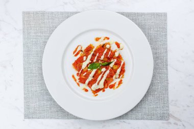 Domates soslu ravioli.