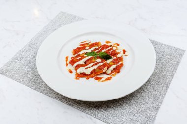 Domates soslu ravioli.