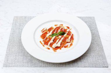 Domates soslu ravioli.