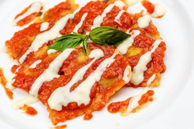 Domates soslu ravioli.
