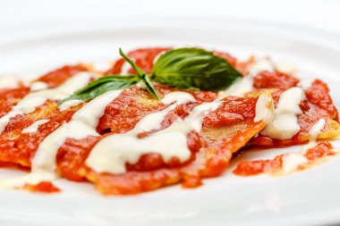 Domates soslu ravioli.