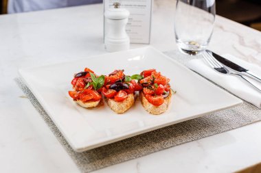 Doğranmış domates, fesleğen ve zeytin ile İtalyan bruschetta