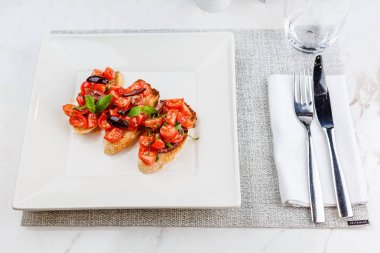 Doğranmış domates, fesleğen ve zeytin ile İtalyan bruschetta