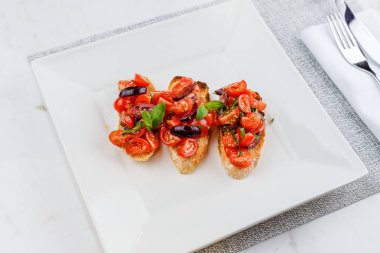 Doğranmış domates, fesleğen ve zeytin ile İtalyan bruschetta