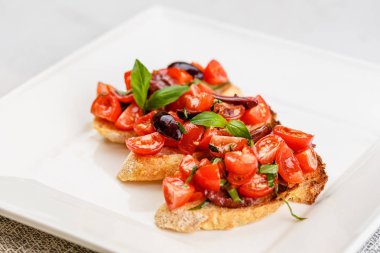 Doğranmış domates, fesleğen ve zeytin ile İtalyan bruschetta