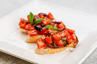 Doğranmış domates, fesleğen ve zeytin ile İtalyan bruschetta