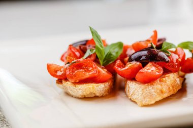 Doğranmış domates, fesleğen ve zeytin ile İtalyan bruschetta