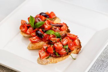 Doğranmış domates, fesleğen ve zeytin ile İtalyan bruschetta