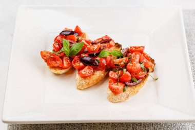 Doğranmış domates, fesleğen ve zeytin ile İtalyan bruschetta