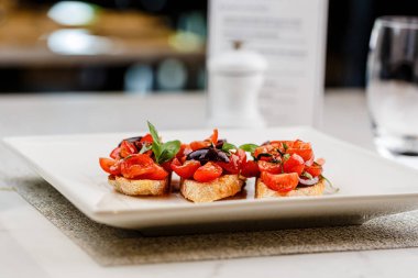 Doğranmış domates, fesleğen ve zeytin ile İtalyan bruschetta