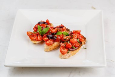 Doğranmış domates, fesleğen ve zeytin ile İtalyan bruschetta