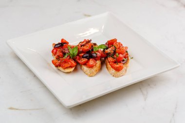 Doğranmış domates, fesleğen ve zeytin ile İtalyan bruschetta