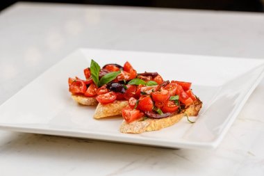 Doğranmış domates, fesleğen ve zeytin ile İtalyan bruschetta