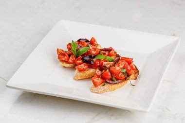 Doğranmış domates, fesleğen ve zeytin ile İtalyan bruschetta
