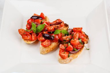 Doğranmış domates, fesleğen ve zeytin ile İtalyan bruschetta