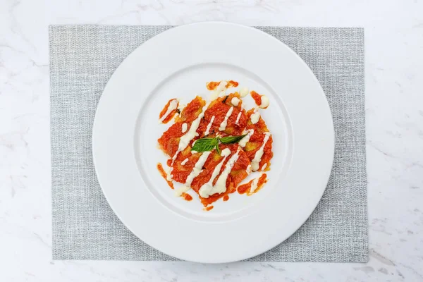 Domates soslu ravioli.