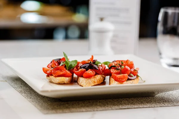 Doğranmış domates, fesleğen ve zeytin ile İtalyan bruschetta