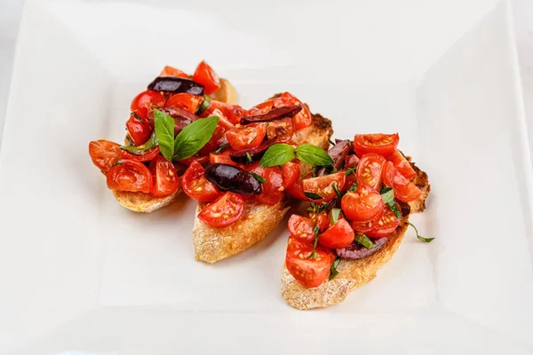 Doğranmış domates, fesleğen ve zeytin ile İtalyan bruschetta