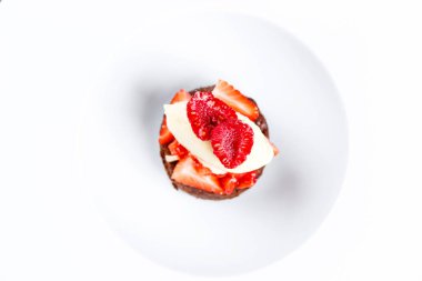 Vanilyalı dondurma ve çilek ile çikolatalı kek