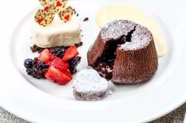 Çikolatalı fondan lav kek dondurma çilek ve böğürtlen