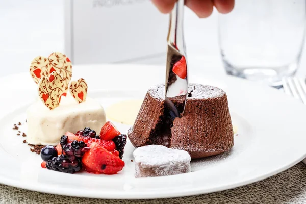 Çikolatalı fondan lav kek dondurma çilek ve böğürtlen