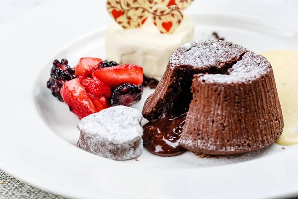 Çikolatalı fondan lav kek dondurma çilek ve böğürtlen