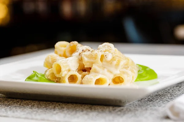 Parmesan peynirli ve ıspanaklı sause ile krem soslu Penne makarna