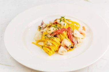 Deniz ürünleri makarna spagetti ile deniz ürünleri kokteyl