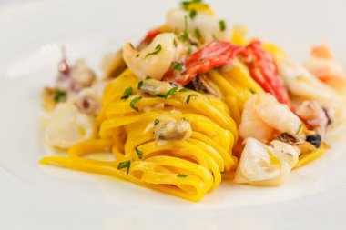 Deniz ürünleri makarna spagetti ile deniz ürünleri kokteyl