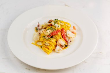 Deniz ürünleri makarna spagetti ile deniz ürünleri kokteyl