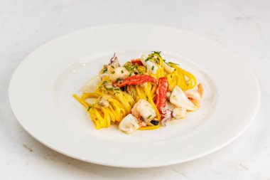 Deniz ürünleri makarna spagetti ile deniz ürünleri kokteyl