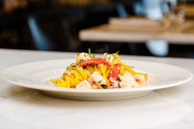 Deniz ürünleri makarna spagetti ile deniz ürünleri kokteyl