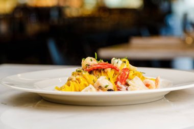 Deniz ürünleri makarna spagetti ile deniz ürünleri kokteyl