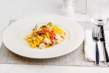 Deniz ürünleri makarna spagetti ile deniz ürünleri kokteyl